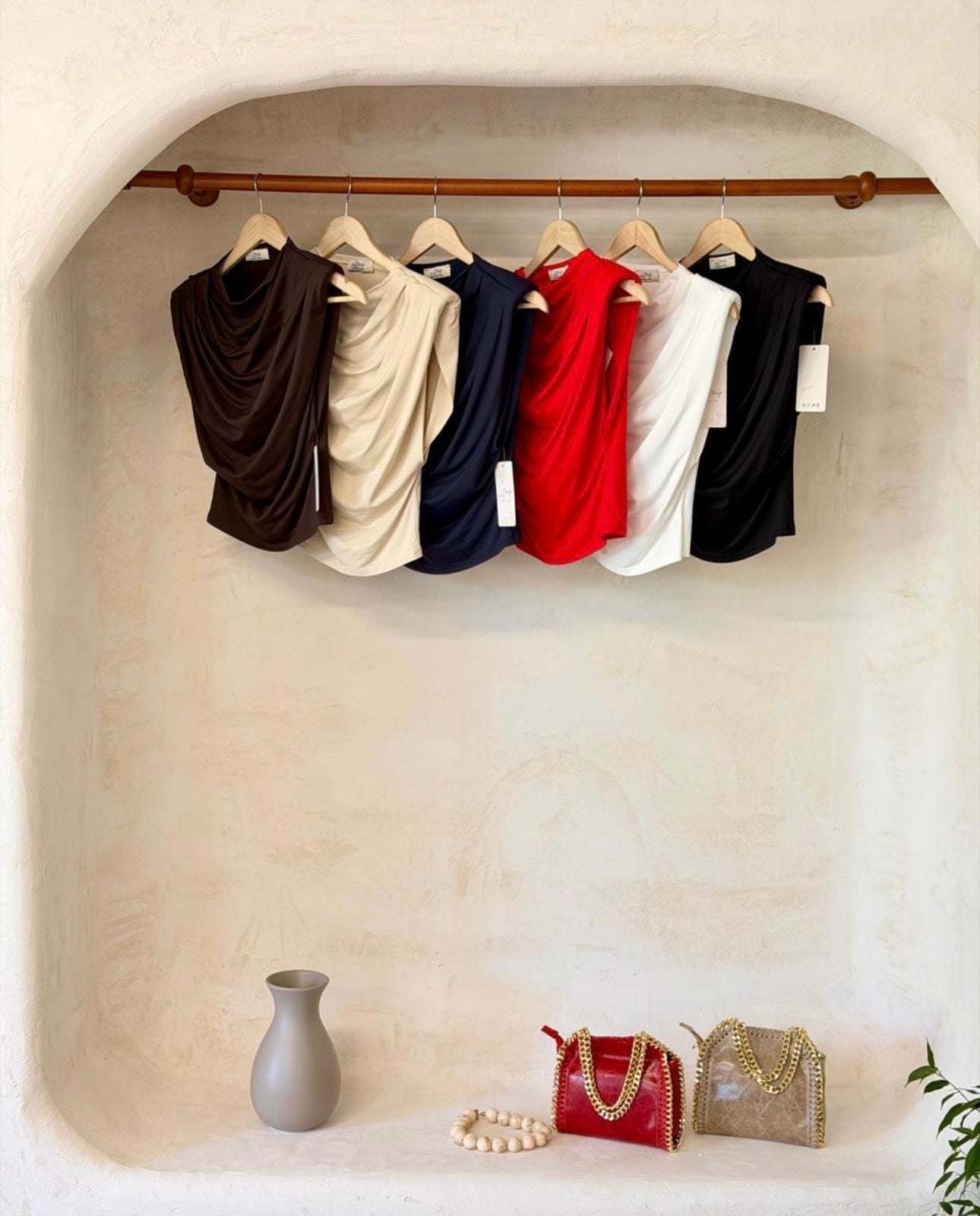 Top Básico con Hombreras y Diseño Abombachado - Made in Italy