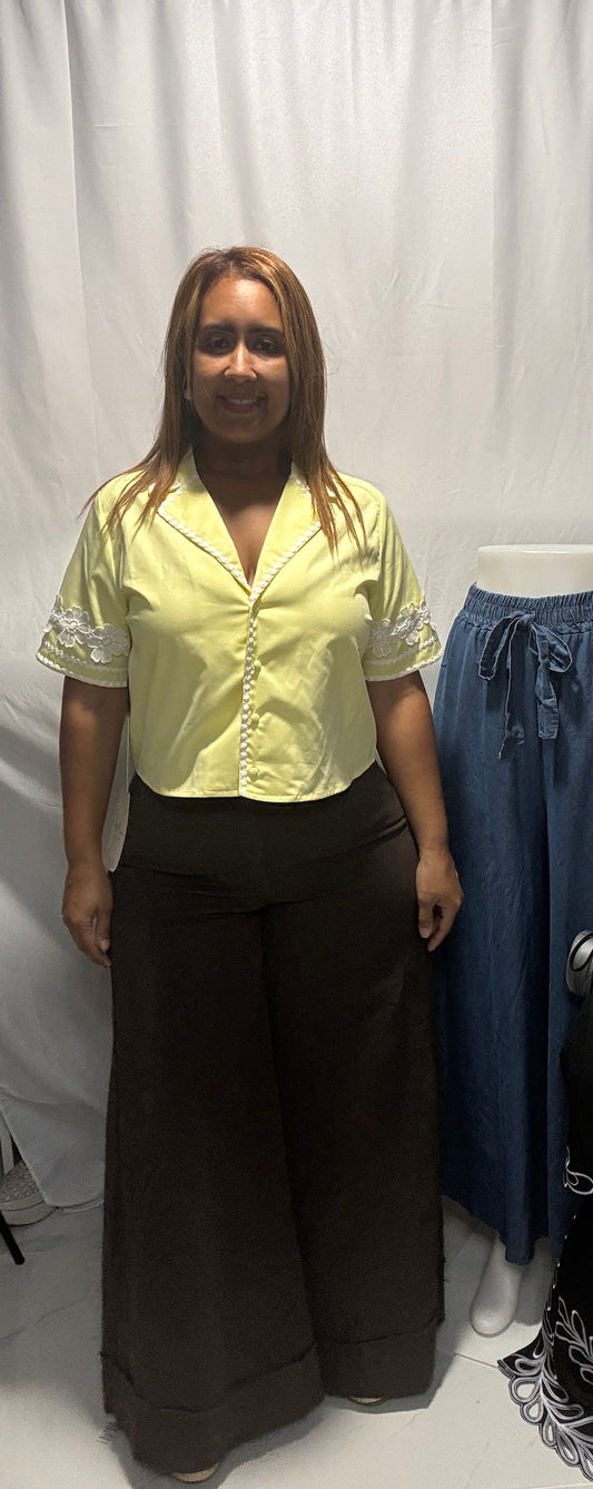 Top Amarilla con Detalles de Botones - Elegancia Vibrante