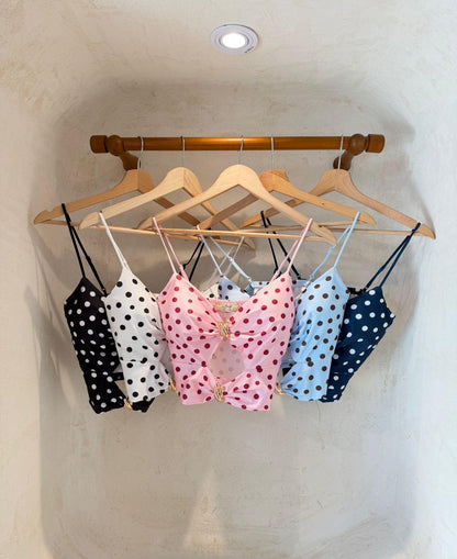 Top Italiano Polka Dots con Escote Sensual y Detalle de hebilla dorada