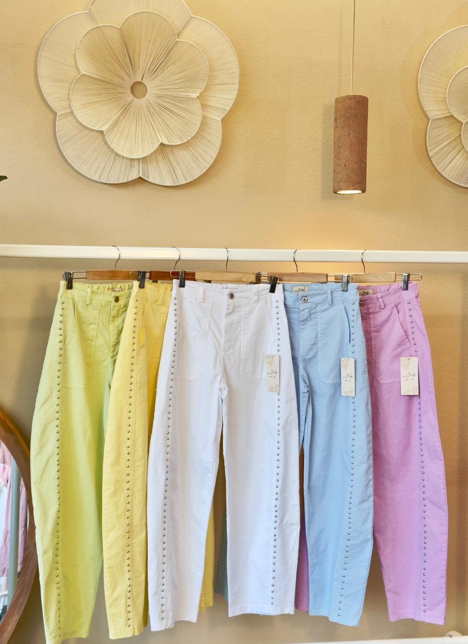 Pantalón Barrel Italiano con Tachuelas Metálicas