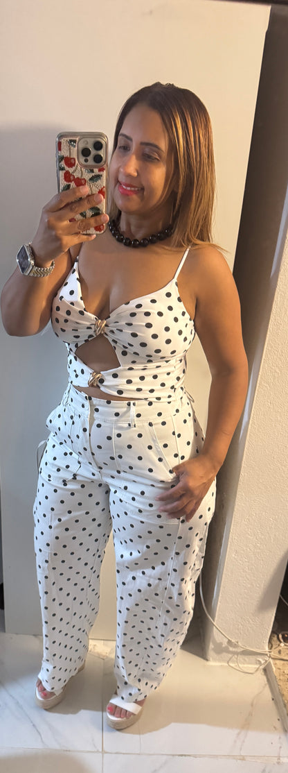 Top Italiano Polka Dots con Escote Sensual y Detalle de hebilla dorada