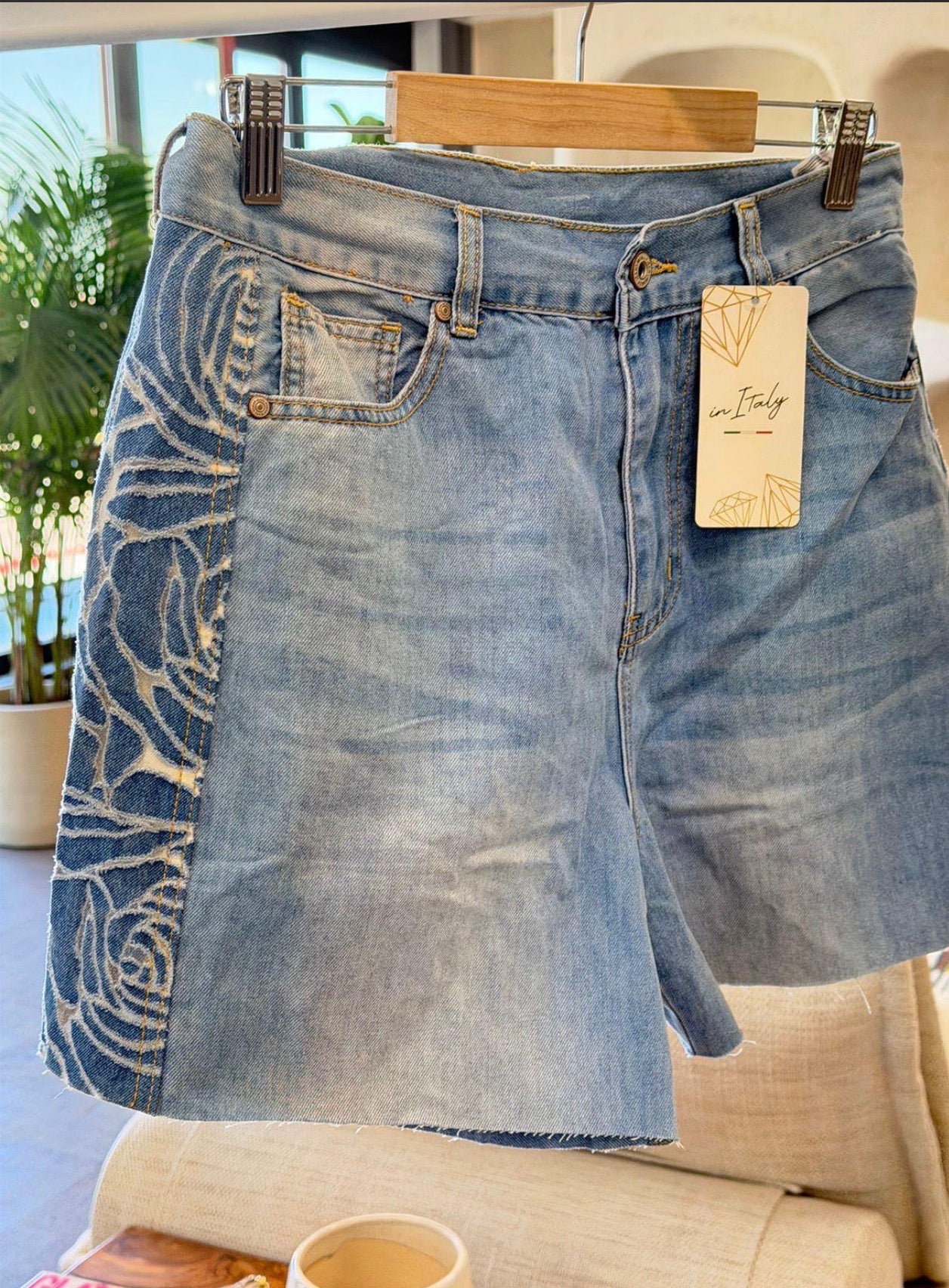 Short Denim con Detalle Floral en Franja Lateral | Estilo Italiano