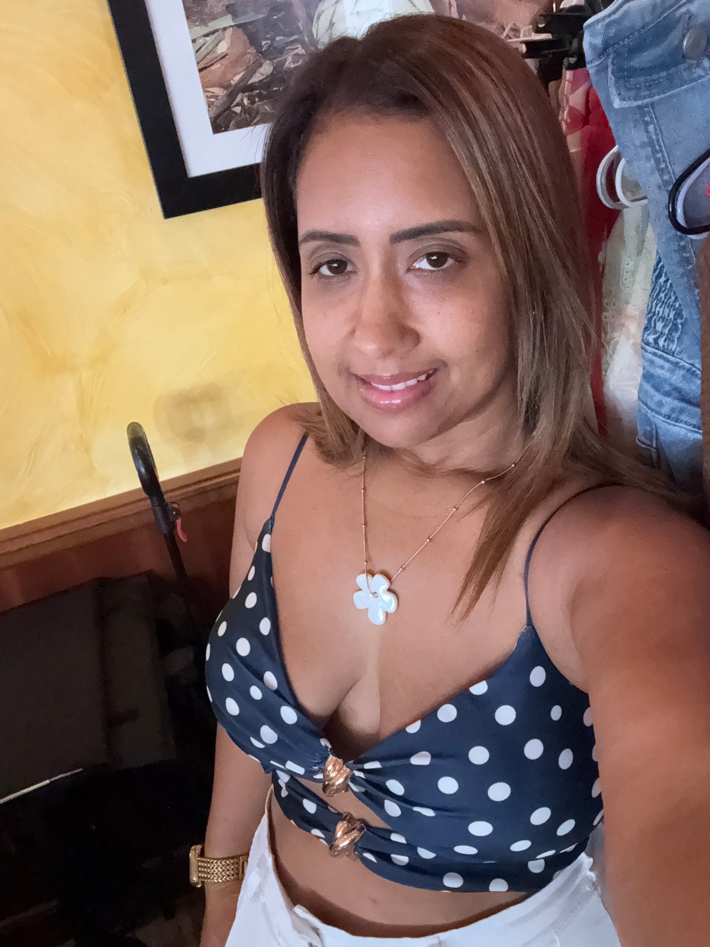 Top Italiano Polka Dots con Escote Sensual y Detalle de hebilla dorada
