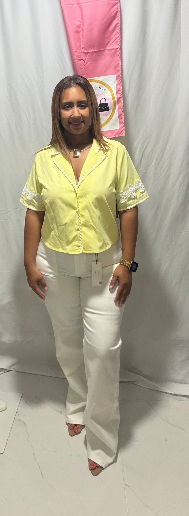 Top Amarilla con Detalles de Botones - Elegancia Vibrante