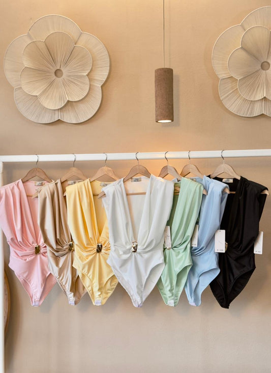 Body italiano con broche en oro