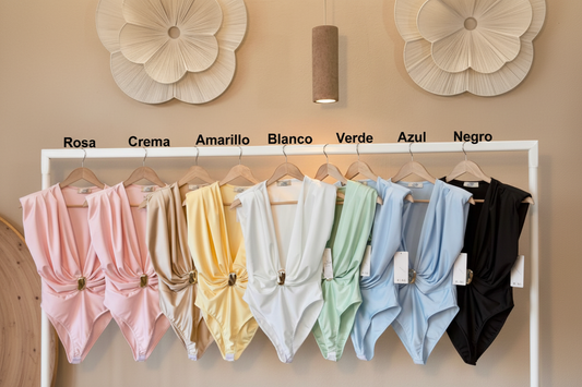 Body italiano con broche en oro