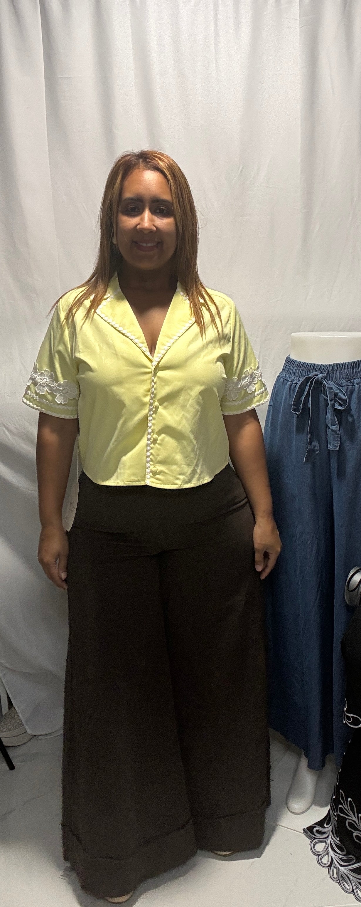 Top Amarilla con Detalles de Botones - Elegancia Vibrante