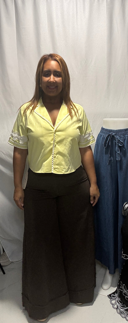 Top Amarilla con Detalles de Botones - Elegancia Vibrante