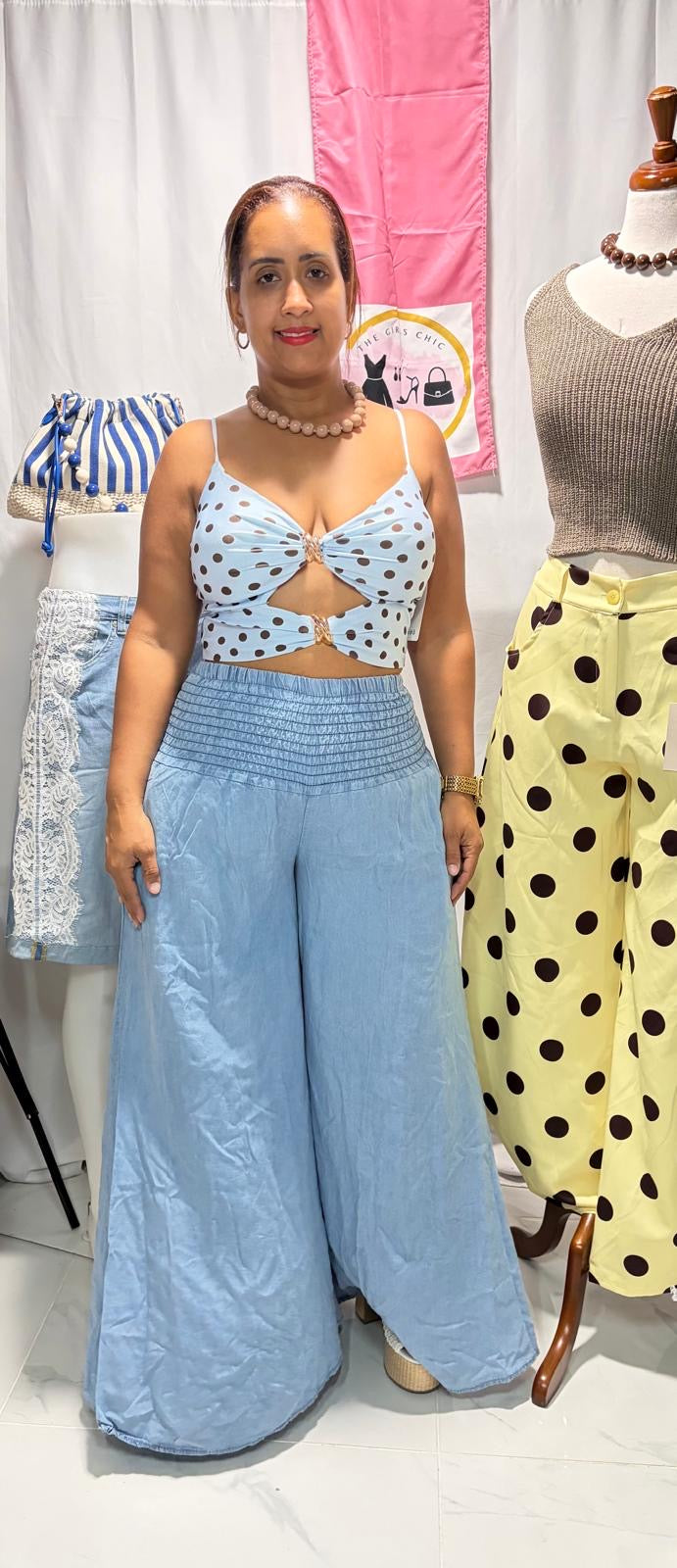 Top Italiano Polka Dots con Escote Sensual y Detalle de hebilla dorada