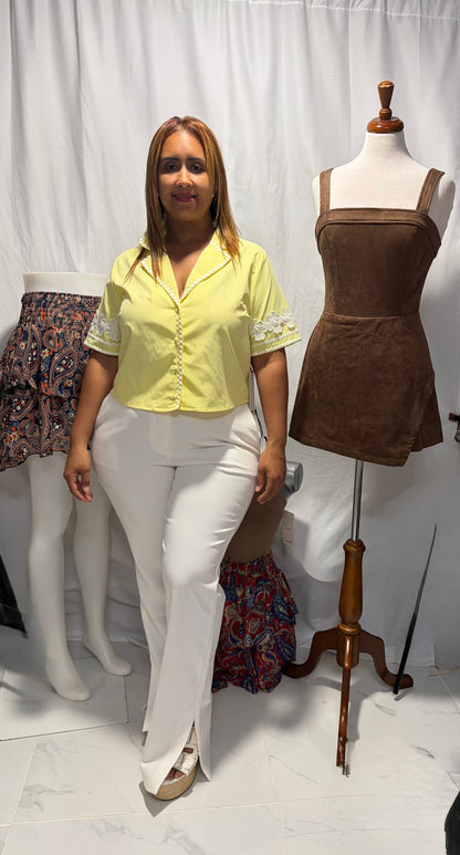 Top Amarilla con Detalles de Botones - Elegancia Vibrante
