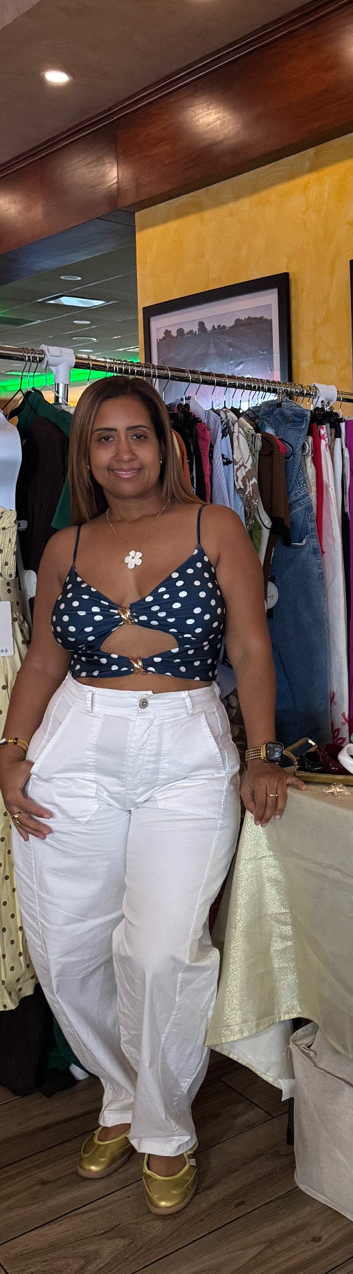 Top Italiano Polka Dots con Escote Sensual y Detalle de hebilla dorada